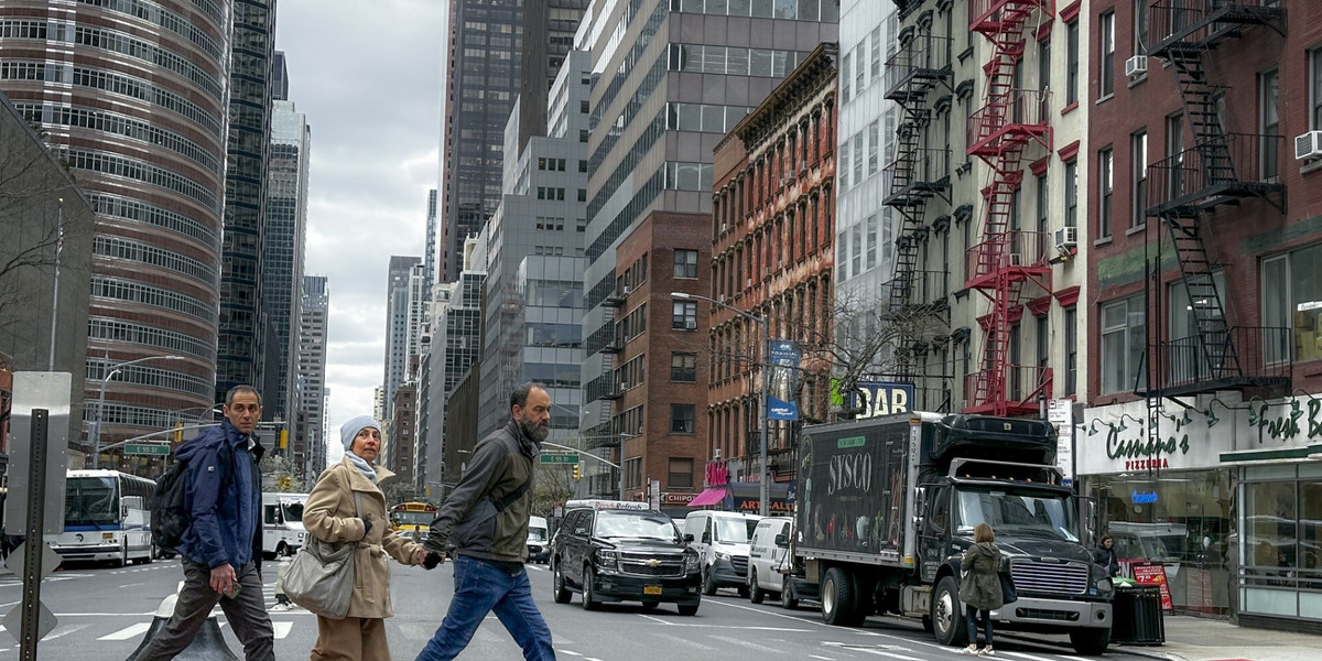 Piesi przechodzą przez ulicę w Nowym Jorku