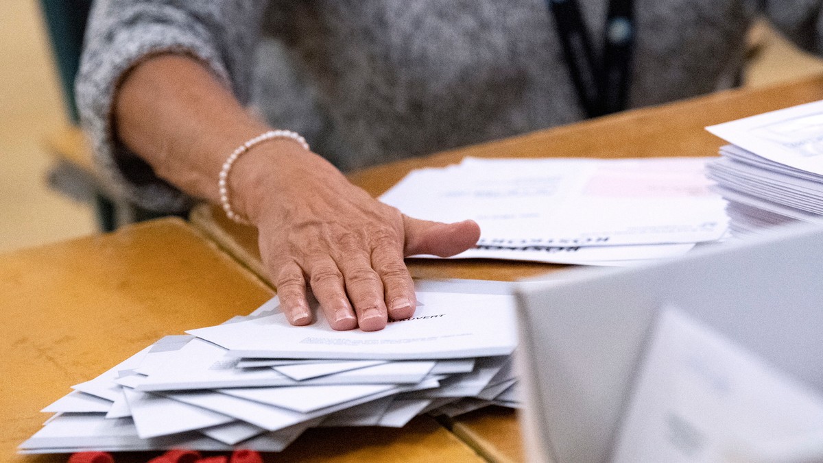 Rządzący Szwecją socjaldemokraci zwyciężyli w niedzielnych wyborach do PE i zdobyli 25,1 proc. głosów. Na drugim miejscu jest liberalno-konserwatywna Umiarkowana Partia Koalicyjna, która otrzymała 17,6 proc. głosów - wynika z exit poll telewizji publicznej SVT.