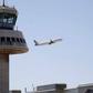 Na zdjęciu: samolot startuje z lotniska El Prat w Barcelonie