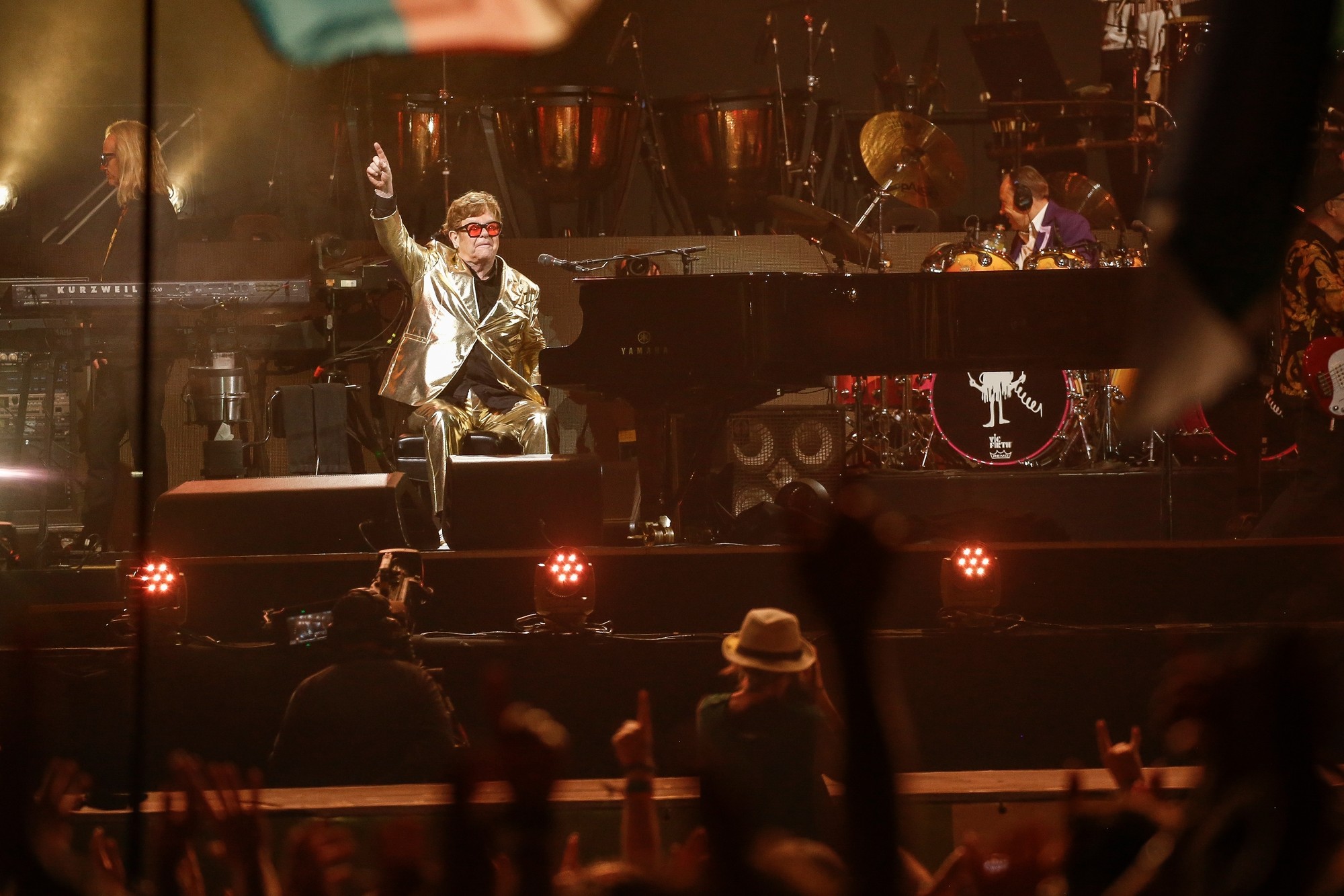Elton John uzatvoril festival Glastonbury svojím posledným koncertom v Británii.