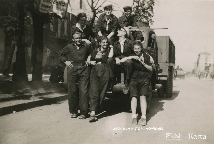 Al. Jerozolimskie, studenci II roku Wydziału Prawa UW odgruzowują Warszawę. Z prawej Anna Mizikowska. 1947. (Fot. zbiory Anny Mizikowskiej/AHM)