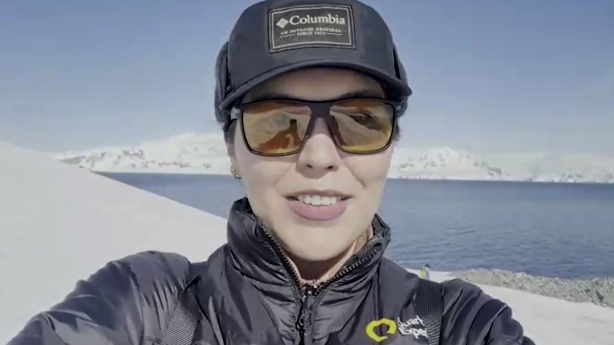 SRPKINJA JOVANA SKOČILA U LEDENE VODE ANTARKTIKA Obišla 120 zemalja: 