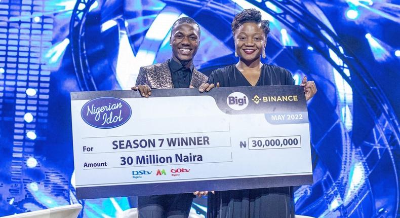 Progress Chukwuyem, winner of the Nigerian Idol Season 7, with a cheque of N30,000,000 (Thirty Million Naira) as part of the N100,000,000, worth of prizes; and Rite Foods’ Brand Manager, Boluwatife Adedugbe, at the grand finale of the music reality show, sponsored by the Bigi carbonated soft drink brand of Rite Foods Limited.