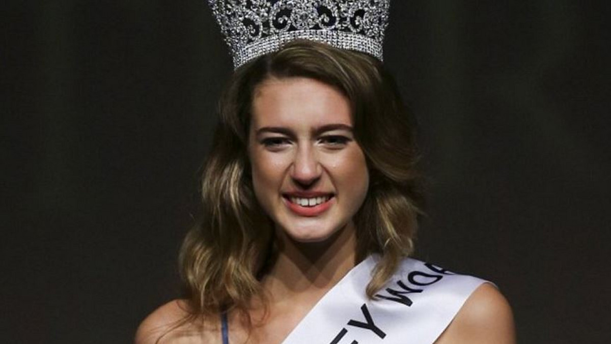 18-letnia Itir Esen, tegoroczna miss Turcji, straciła koronę i tytuł po tym, jak na jej koncie na Twitterze pojawił się wpis, który uznano za obraźliwy dla pamięci ofiar, które zginęły w czasie nieudanej próby puczu w lipcu 2016 roku.