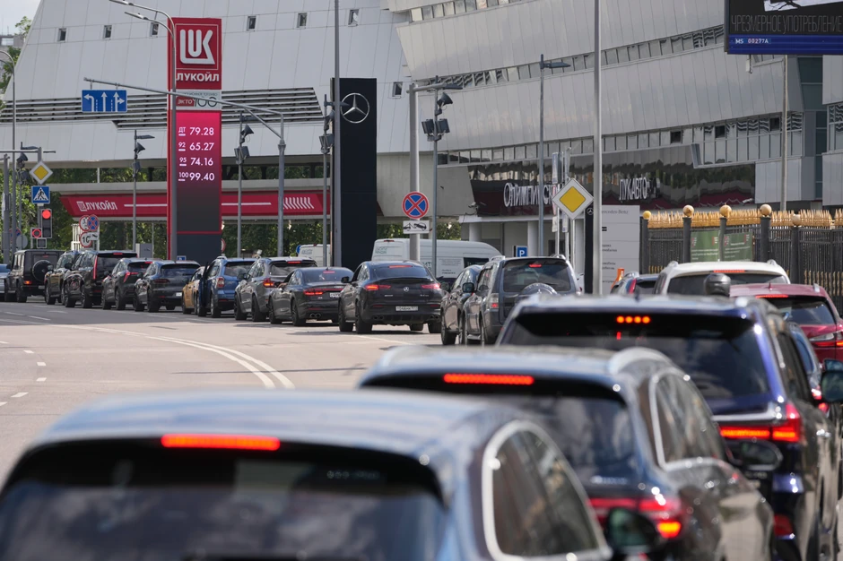 Redovi na benzinskim pumpama u Moskvi 30. juna
