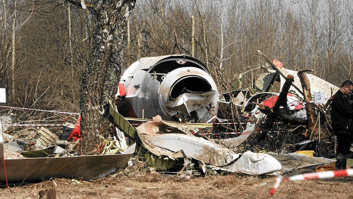 "Był taki moment, że zażądaliśmy od MAK-u zapisów rejestratora lotu z Iła-76, który tuż przed katastrofą ledwo odszedł na drugie okrążenie. Mały włos, a zahaczyłby skrzydłem o obwałowania. Poszliśmy do Rosjan, a Jaczmieniew na to: »Skoro wy chcecie Iła, to my chcemy Jaka-40, bo on też naruszył przepisy podczas lądowania«. Kontrolerzy zachowywali się wobec swojego samolotu równie źle jak wobec naszego. To obala teorię, że tupolew był sprowadzany na śmierć. Bo swojego też by chcieli roztrzaskać?" - przekonuje w książce "Moja czarna skrzynka" Edmund Klich.