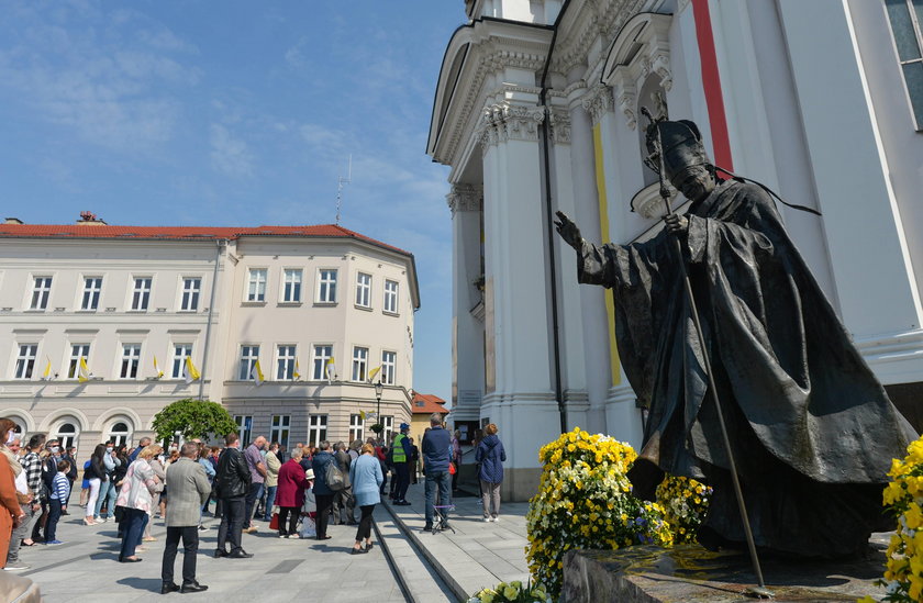 Urodziny Jana Pawła II. Wierni zapomnieli o zasadach bezpieczeństwa