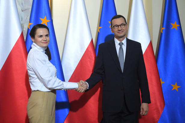 Warszawa, 09.09.2020. Premier Mateusz Morawiecki (P) i liderka białoruskiej opozycji Swiatłana Cichanouska (L) podczas powitania w KPRM w Warszawie, 9 bm. Swiatłana Cichanouska przebywa z jednodniową wizytą w Polsce. (aldg) PAP/Radek Pietruszka