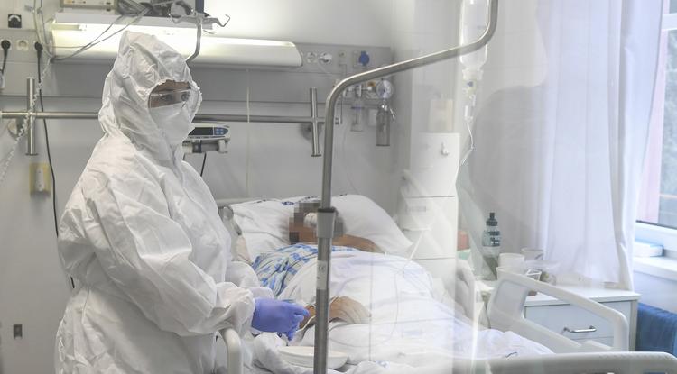Remdesivir hatóanyagot tartalmazó koronavírus elleni szerrel kezelt beteg Debreceni Egyetem Kenézy Gyula Egyetemi Kórházban 2020. október 15-én. 