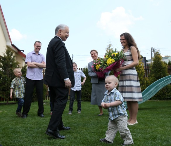 Jarosław Kaczyński na placu zabaw