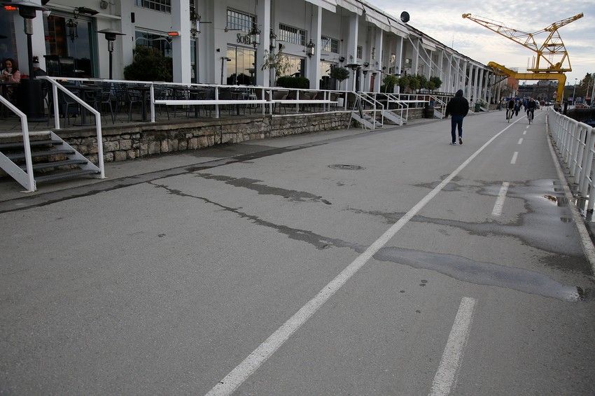 Beton hala je noću prepuna gostiju