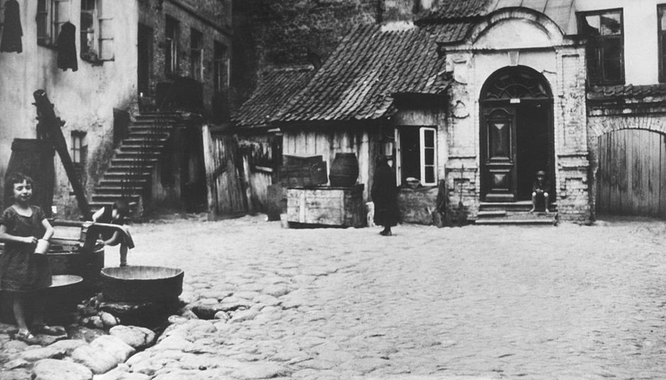 Podwórze jednej z synagog w Wilnie. Lata 30. XX w.