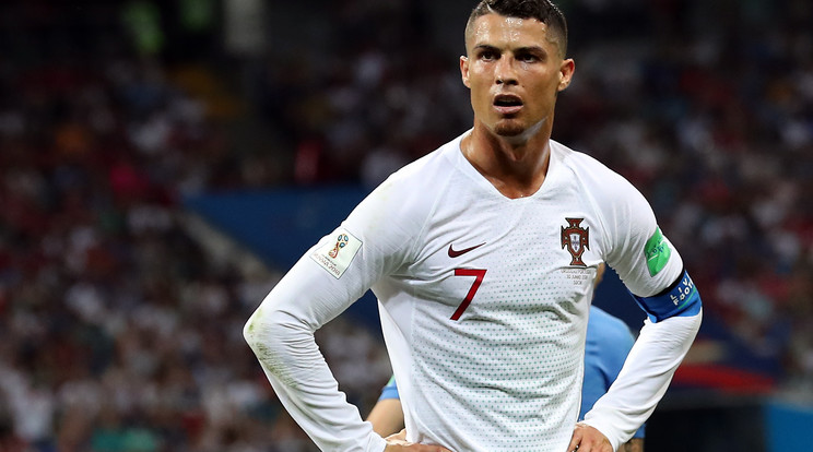 Könnyen 
lehet, hogy a  
súlyos madridi 
büntetés után döntött a klub- és országváltás mellett
Cristiano Ronaldo /Fotó: MTI-EPA-FRIEDEMANN VOGEL