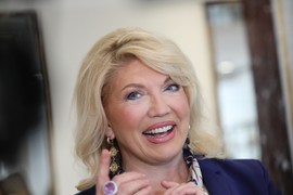 Suzana Mančić i Milanka Karić imaju po 68 GODINA i obe nose HALJINE koje su TOP IZBOR za žene u 7. DECENIJI: Prkose i pravilima i krštenici, i zaista izgledaju SENZACIONALNO