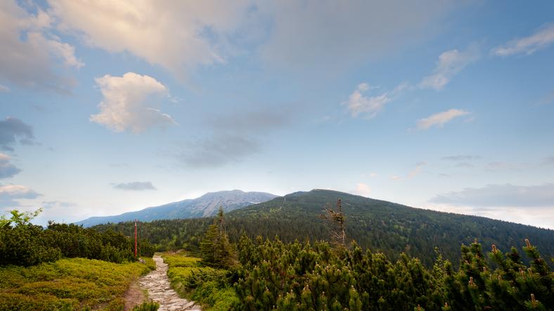 Piekny Zimowy Widok Z Mogielicy Beskid Wyspowy Na Pierwszym Planie Gorce W Oddali Tatry Bielskie I Wysokie Natural Landmarks Favorite Places Landmarks