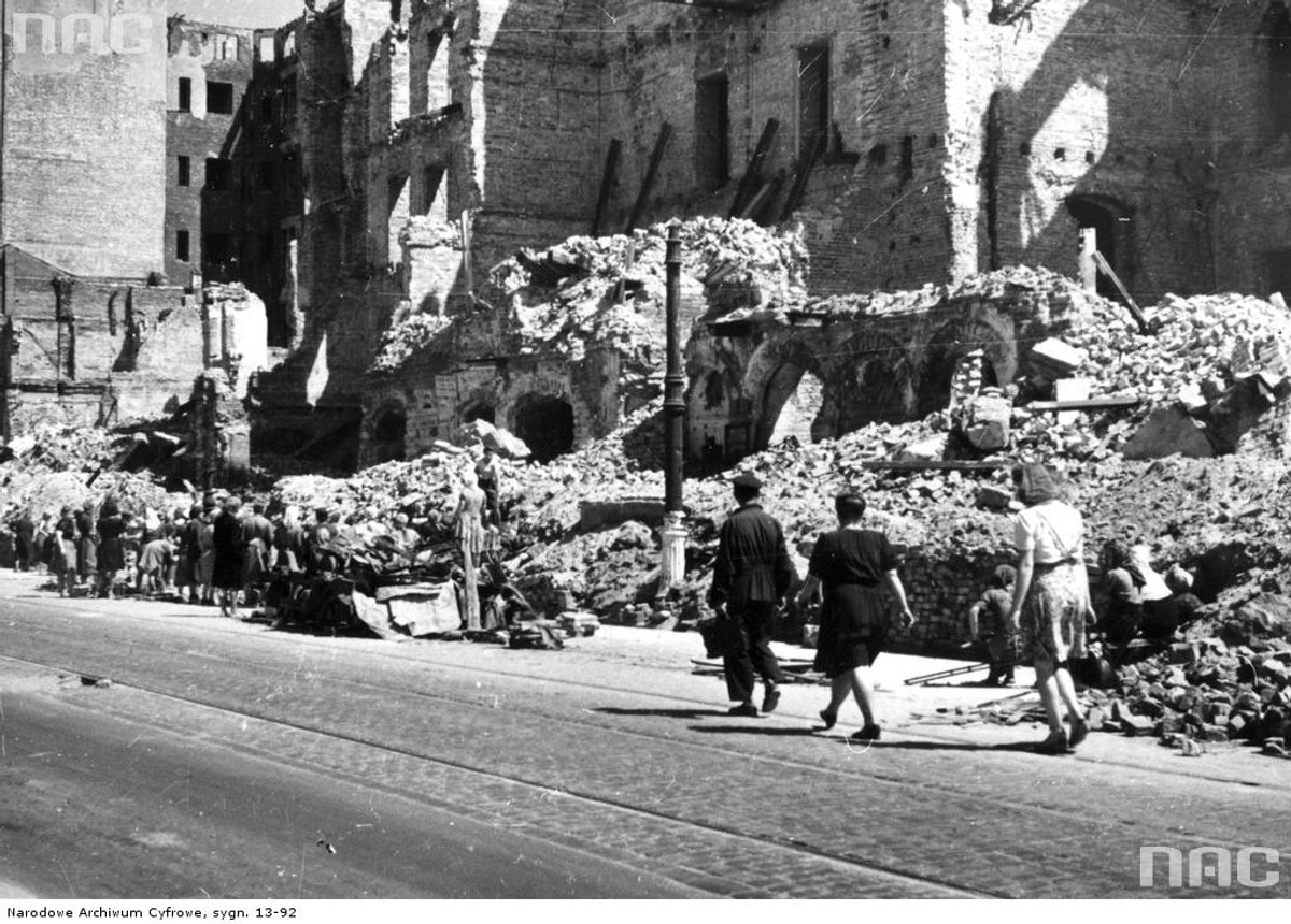 Usuwanie gruzu z ulicy w Warszawie, 1946 rok