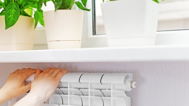 jak obniżyć rachunki zimą? jeden prosty trik przy kaloryferze, który działa natychmiast