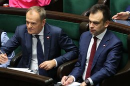 Donald Tusk obiecuje napełnić portfele Polaków. Gospodarka była jednak w tle exposé