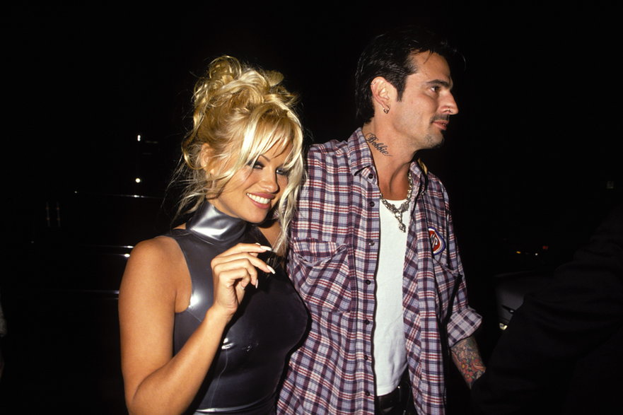 Pamela Anderson i Tommy Lee na przyjęciu po ślubie w Los Angeles 24 lutego 1995 r.