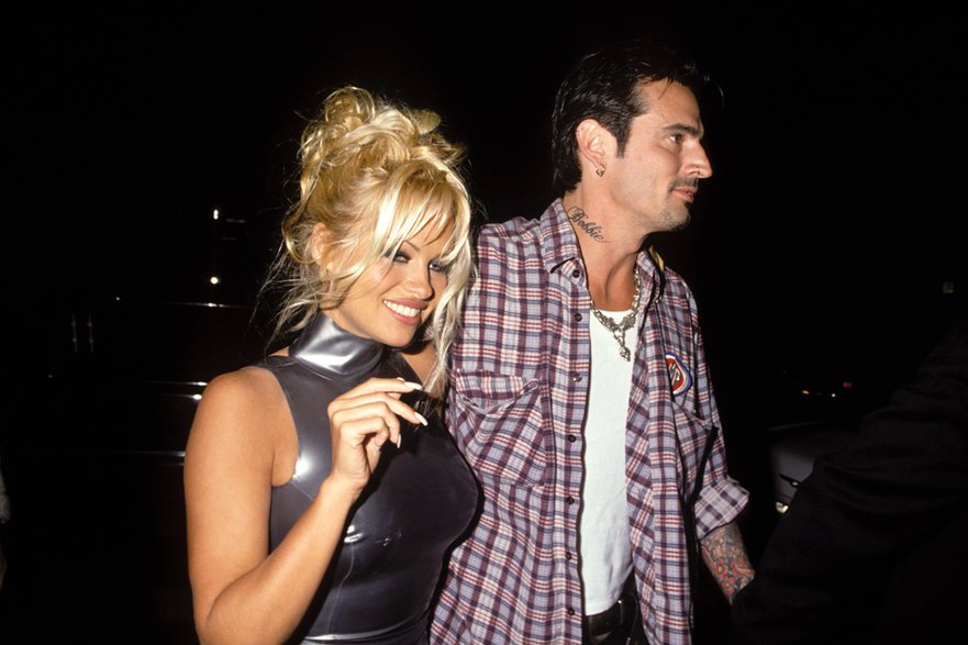 Pamela Anderson i Tommy Lee na przyjęciu po ślubie w Los Angeles 24 lutego 1995 r.