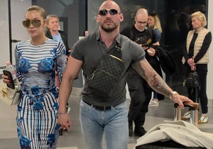 Tea Tairović sa mužem na aerodromu