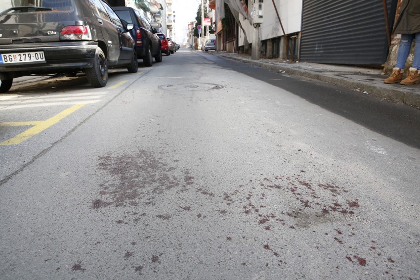 Tragovi krvi ispred zgrade gde je mladić izboden
