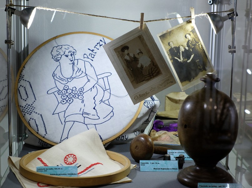 Eksponaty prezentowane na wystawie "Akcesoria perfekcyjnej pani domu XIX/XX" w Muzeum Regionalnym w Pilźnie. Na wystawie prezentowanych jest ponad 90 unikatowych przedmiotów pochodzących ze zbiorów własnych pilźnieńskiej placówki, Muzeum Narodowego Ziemi Przemyskiej, Muzeum Regionalnego w Dębicy i kolekcji prywatnych. Zdaniem organizatorów, eksponaty świadczą o tym, że ówczesne gospodynie znały nowinki techniczne, które do Pilzna docierały z Europy i Ameryki...