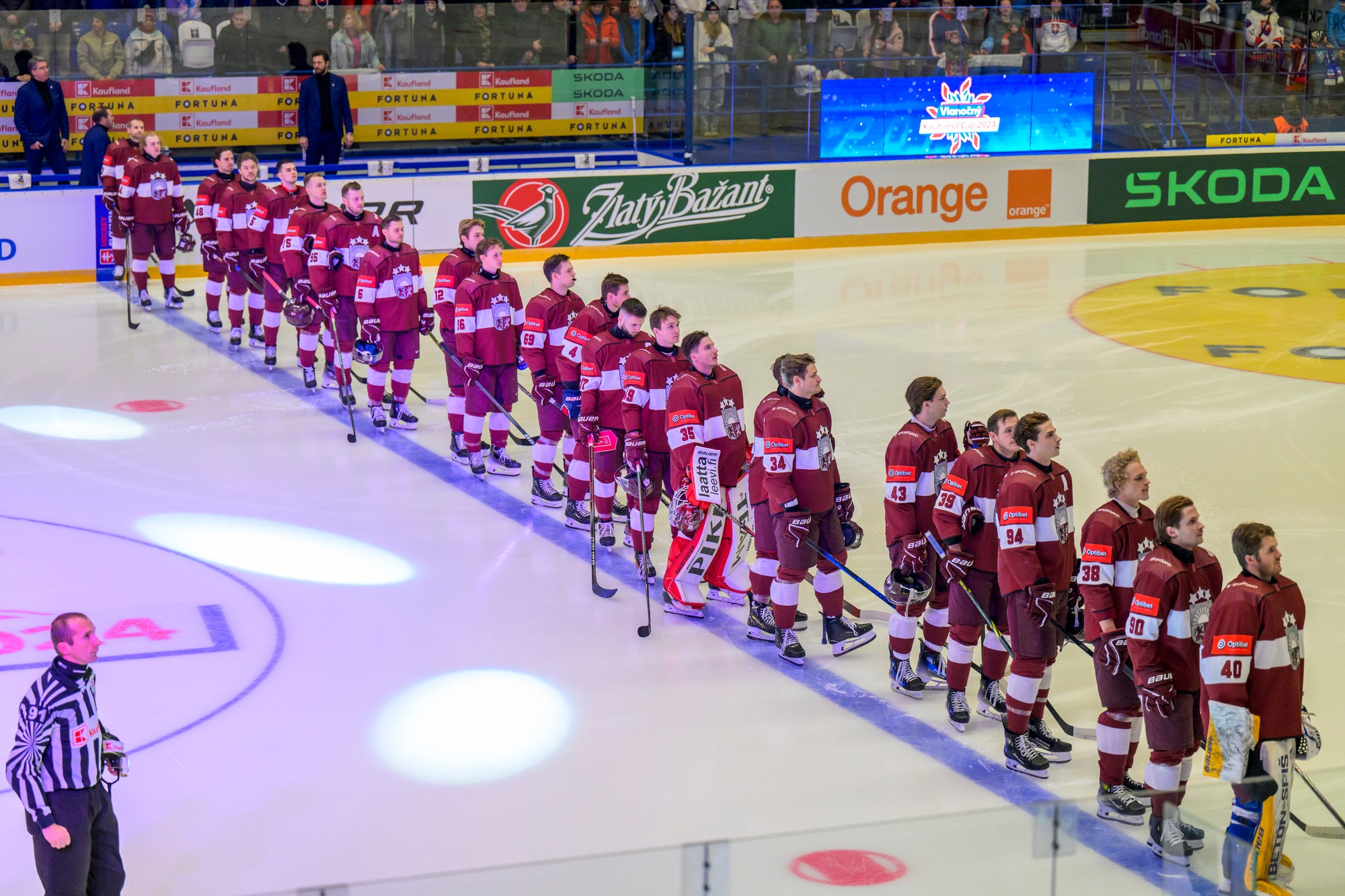 Lotyšskí hokejoví reprezentanti pred zápasom so Slovenskom.