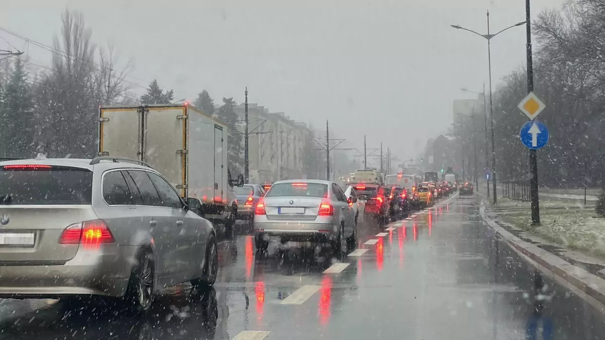 W wielu miejscach Polski kierowcy muszą liczyć się z trudnymi warunkami na drogach