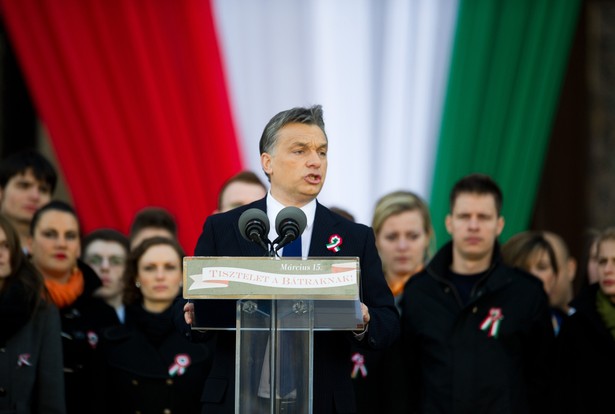 Viktor Orban podczas przemówienia pod węgierskim parlamentem w Budapeszcie