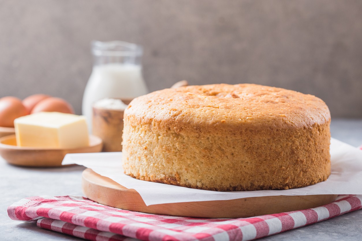 Takto vyzerá piškóta, ktorá dostala čas vydýchnuť. Vysoká, rovná a pružná – presne taký má byť korpus, keď sa po upečení neponáhľate.