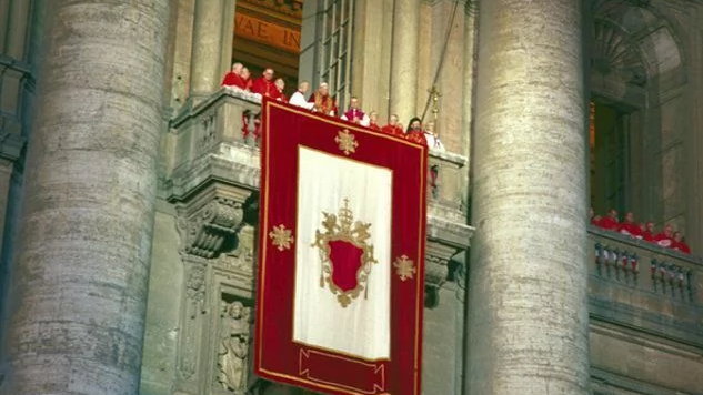 Jan Paweł II po raz pierwszy przemawia do wiernych zgromadzonych na Placu św Piotra, 16 października 1978 r. (fot. Vaticano, domena publiczna) - Vaticano / Portal historyczny Histmag.org