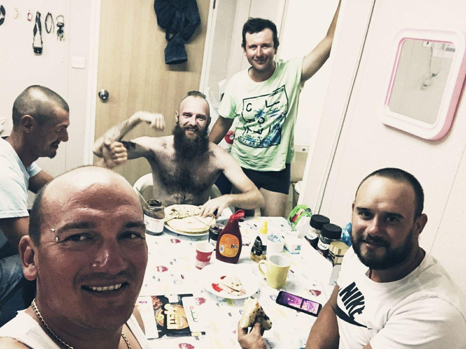 Leutar.net Srbi u pustinji Saudijske Arabije: Ja za svoju decu više nisam tata, nego onaj što šalje novac