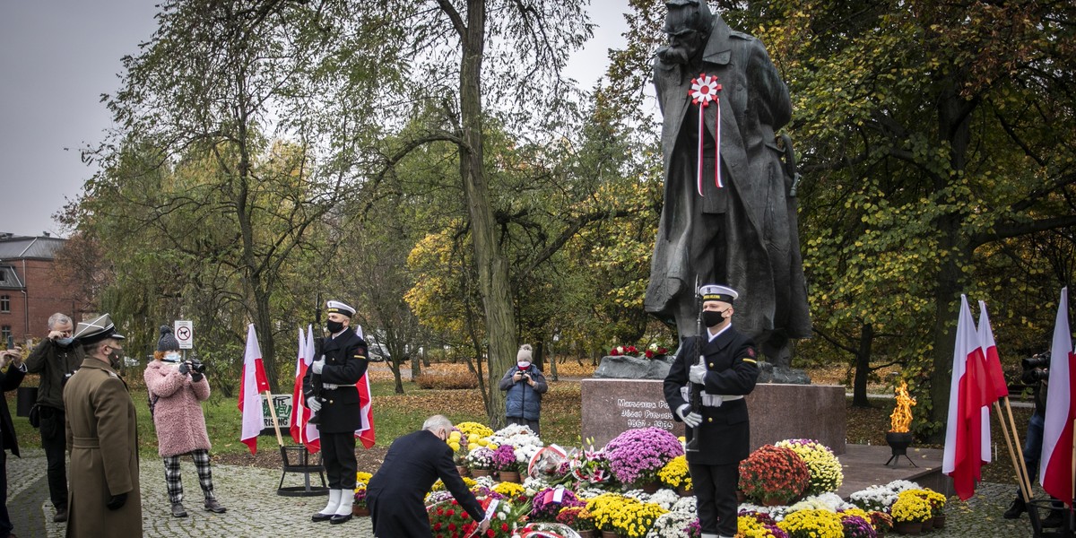 W środę 10 listopada na godzinę 11.00 zaplanowano uroczyste złożenie kwiatów pod pomnikiem Marszałka Józefa Piłsudskiego. Jako symbol pokoju zostaną wypuszczone białe gołębie. Po uroczystości poczęstunek z kuchni polowej, będzie można zjeść gorącą grochówkę i ogrzać się przy kawie i herbacie.