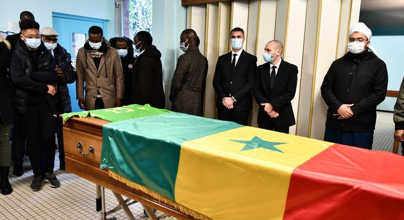 Papa Bouba Diop levee du corps