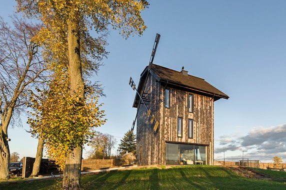 Dom w starym wiatraku na Lubelszczyźnie. Architekci zmienili ruinę w cudo!