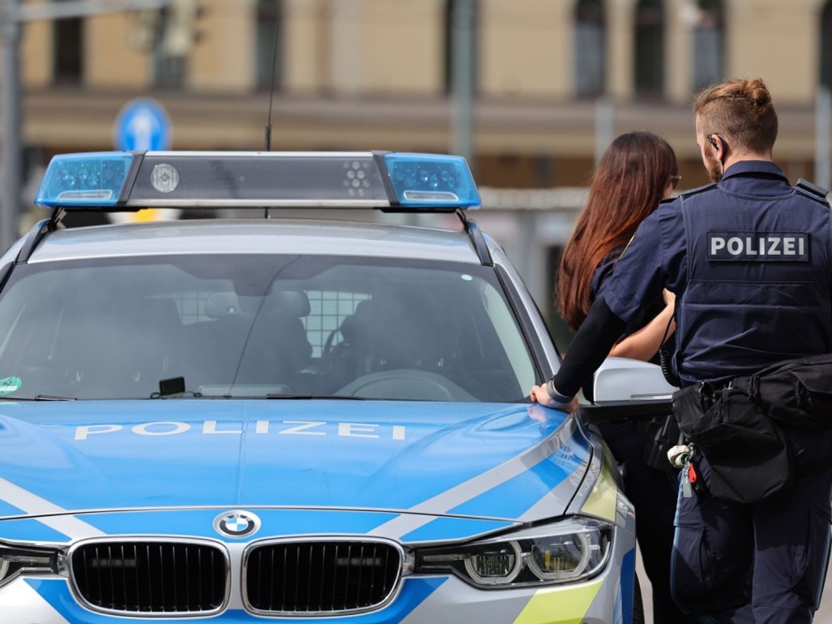 Automobil uleteo u učionicu u Nemačkoj, povređeno troje dece; nesreća kod Čačka