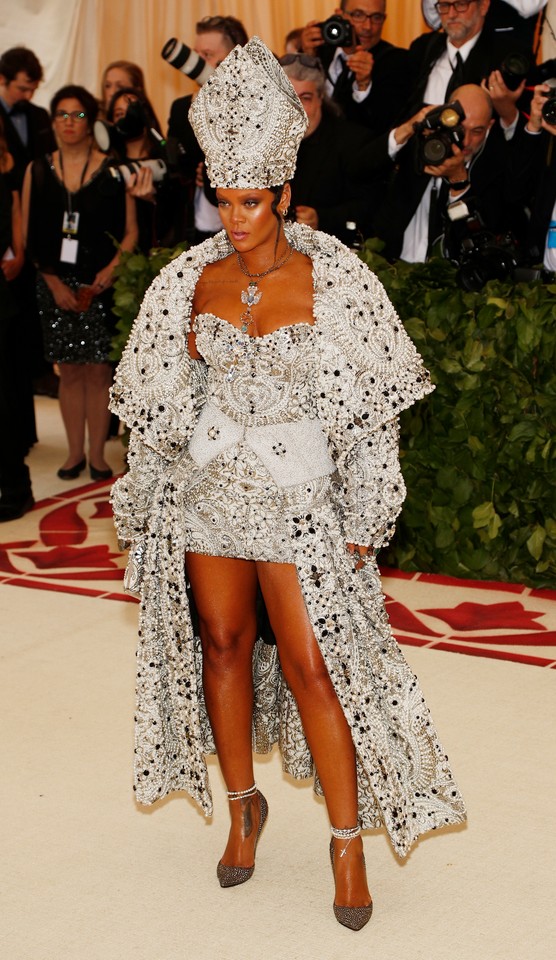 MET Gala 2018: Rihanna w papieskim nakryciu głowy?