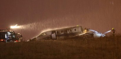 Katastrofa na lotnisku. Samolot uderzył o ziemię i spłonął