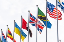 Quiz. Geografia dla każdego. Dopasuj flagi do państw. Do zdobycia jest 10 punktów