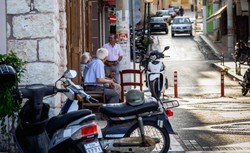 Emerytura dziadków pozwala się utrzymywać połowie Greków