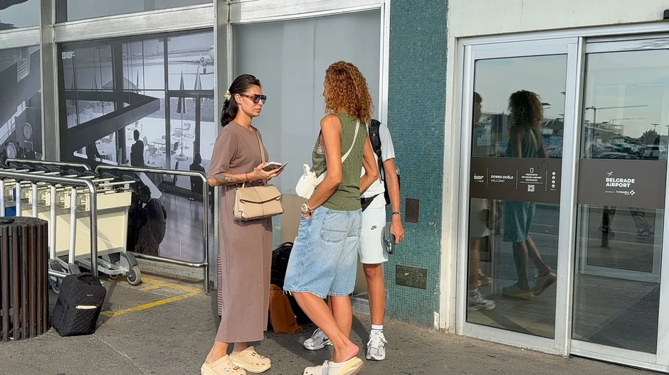 Mina Vrbaški sa majkom i bratom napustila Srbiju