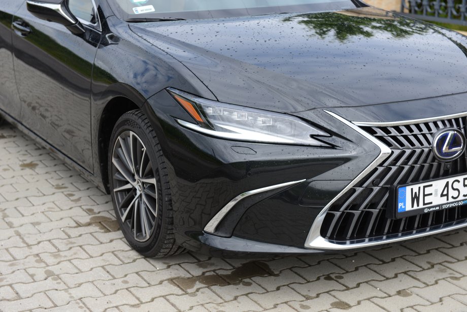 Lexus ES 300h - efektowna stylizacja to jeden z atutów japońskiej limuzyny.