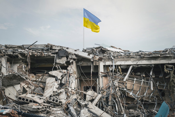 Rosja intensyfikuje ataki na Ukrainę, próbując wykorzystać czas przed przybyciem do tego kraju dostaw zachodniego sprzętu wojskowego i amunicji