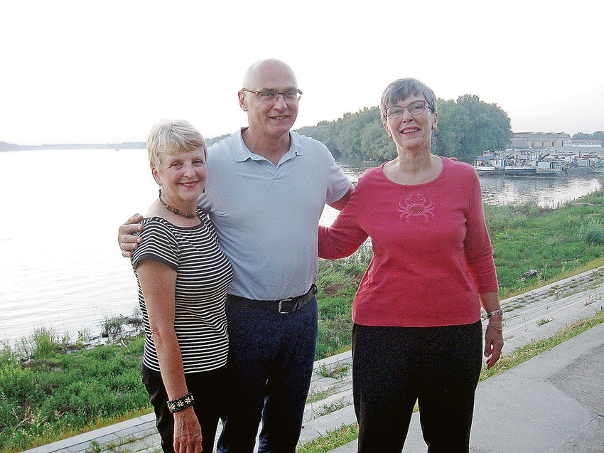 Bet i Eva koje su poreklom iz Apatina sa Borisom Mašićem na Dunavu