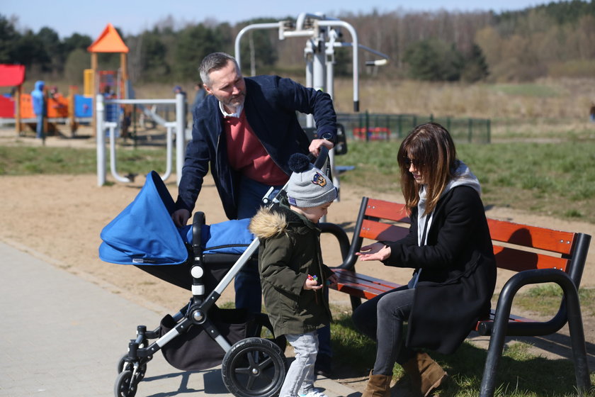 Jarosław Wałęsa z rodziną, malutką córeczką Leą, synem Wiktorem i żoną Eweliną