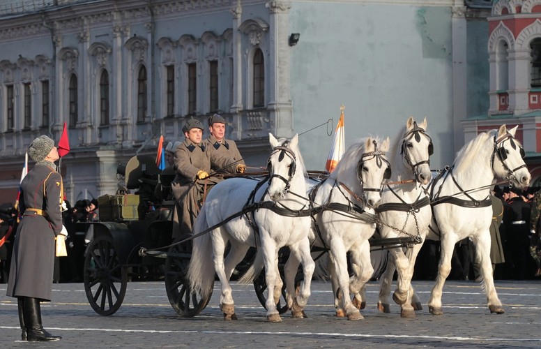 Historyczna parada na Placu Czerwonym