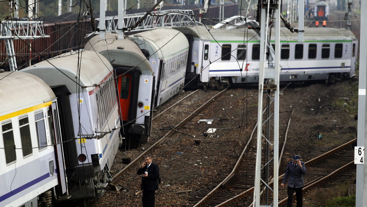 Pięć wagonów pociągu "Sobieski" EuroCity relacji Wiedeń-Warszawa wypadło z szyn przed wjazdem na stację Chybie na Śląsku Cieszyńskim. Żaden się nie przewrócił. Pociągiem podróżowało około 50 osób; kilka zostało lekko okaleczonych - poinformowały służby prasowe PKP.