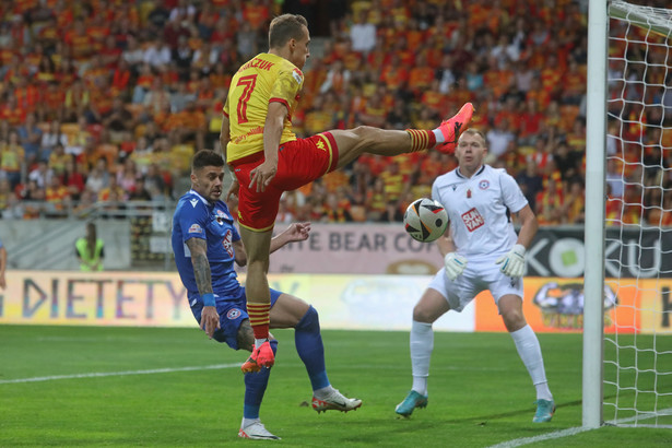 Zawodnik Jagiellonii Białystok Dominik Marczuk (2L) i Robert Mazan (L) z FK Paneveżys podczas meczu 2. rundy kwalifikacji piłkarskiej Ligi Mistrzów