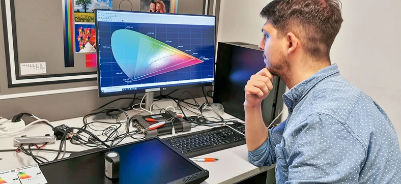 Komputer Świat za pomocą kalibratora X-Rite i1 mierzy wierność kolorystyczną monitorów